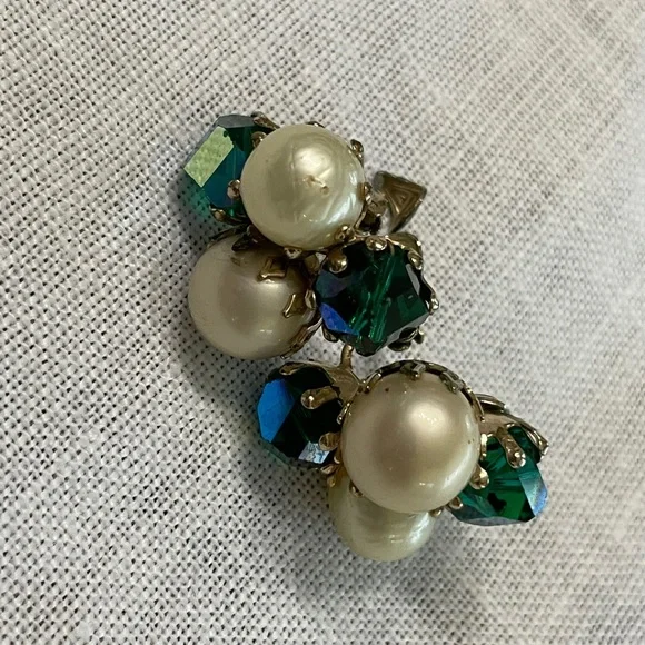 Vintage Jewelry Set by Vogue - Picture 9 of 11